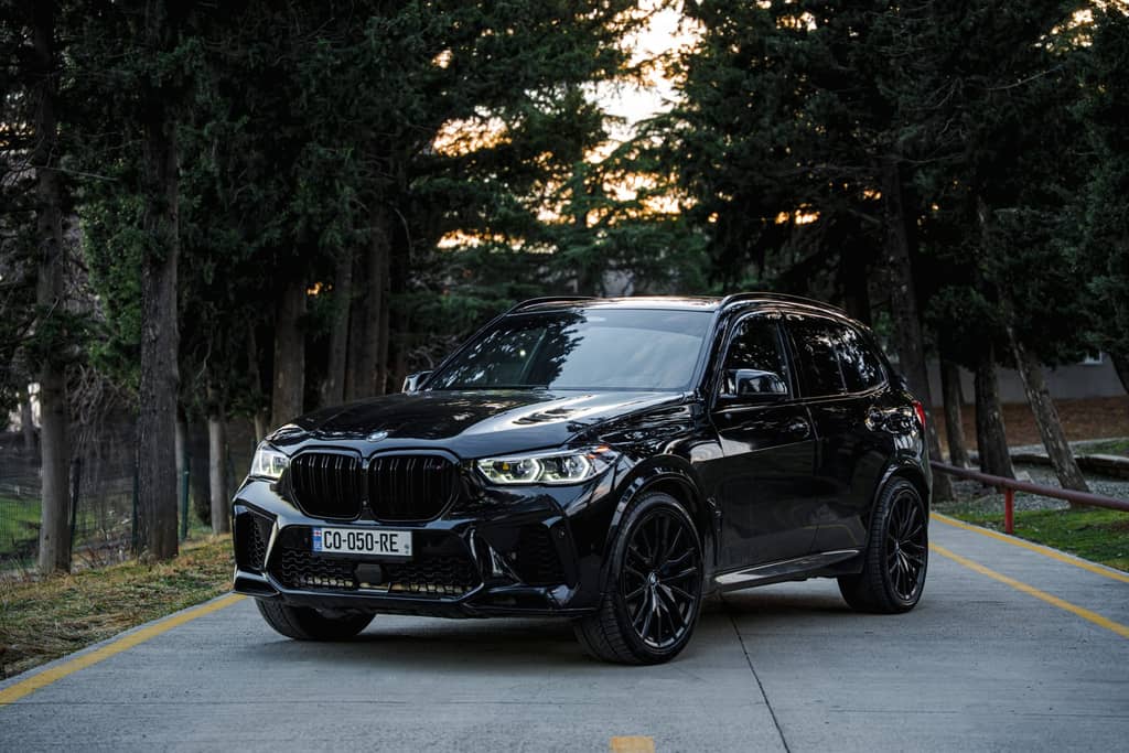 BMW X5 M50i (чёрный)