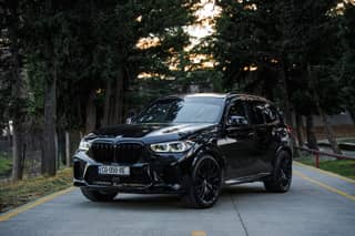 BMW X5 M50i (чёрный) — 1