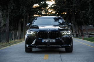 BMW X5 M50i (чёрный) — 2