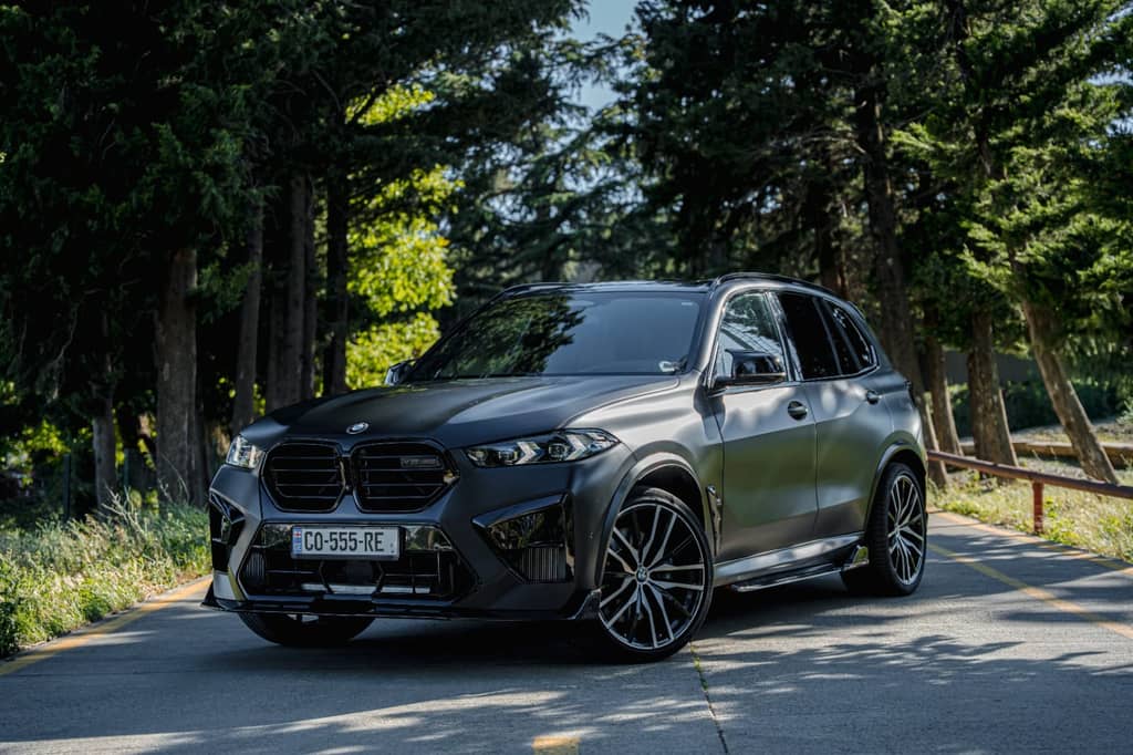 BMW X5 M50i (серый)