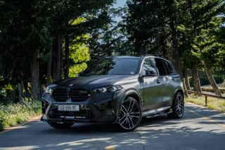 BMW X5 M50i (серый) — 1