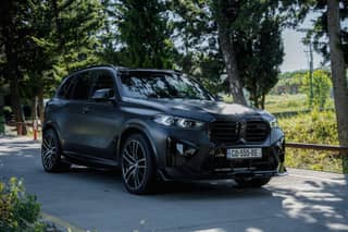 BMW X5 M50i (серый) — 2