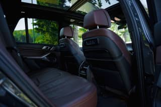 BMW X5 M50i (серый) — 6
